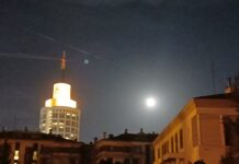 Dolunay gökyüzünde güzel görüntüler oluşturdu