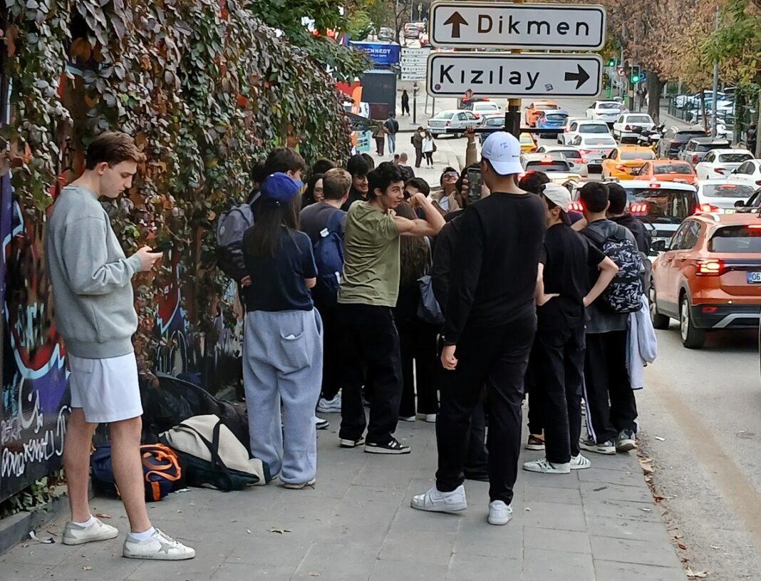 en ankara fotoğrafım jf kennedy caddesi kızılay yön tabelası gençler (2)