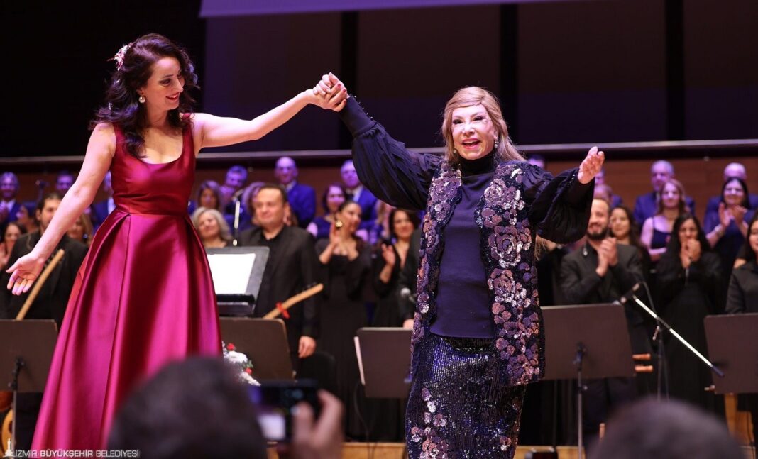 Bedia Akartürk İzmir Büyükşehir Türk Halk Müziği Korosu Ahmed Adnan Saygun Sanat Merkezi (1)