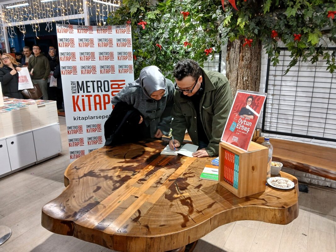 otun erbaş imza günü metro kitap kızılay ankara insan aklı (1)