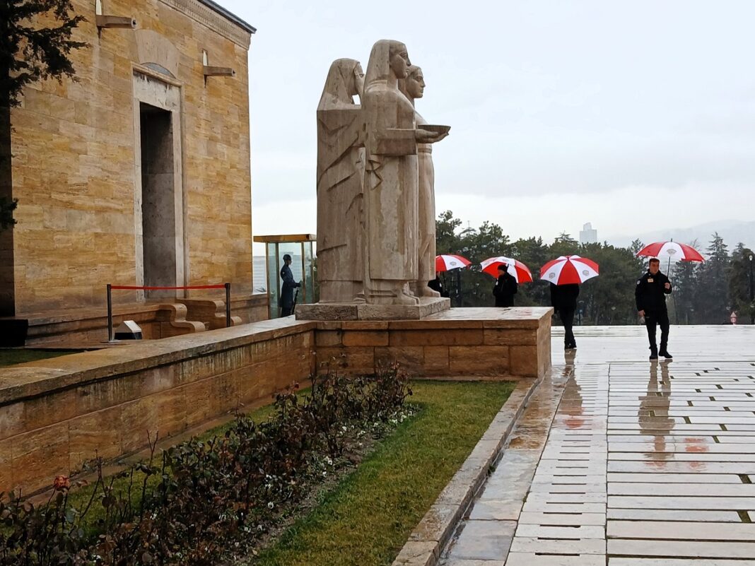 anıtkabir nöbet yağış yağmur görevli erat komutan şemsiye kırmızı beyaz (8)