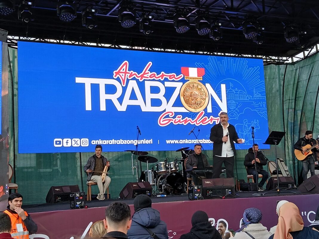 erdinç çolak konser sahne başkent millet bahçesi ankara trabzon günleri (3)