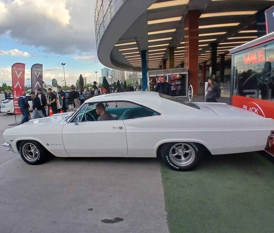 vale araç teslim noktası ankamall avm amerikan klasik otomobil chevrolet impala