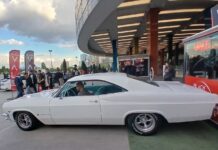 AVM girişinde sergi gibi görüntü: Klasik otomobile yoğun ilgi