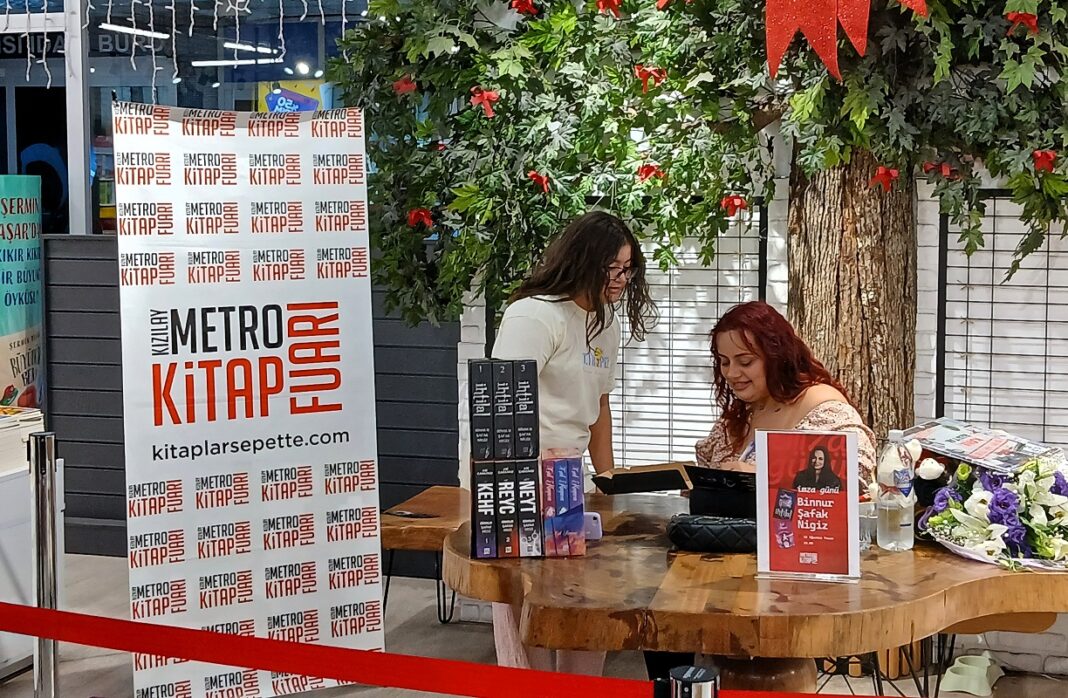 Kızılay Metro Kitap Fuarı Binnur Şafak Nigiz İmza Günü (2)
